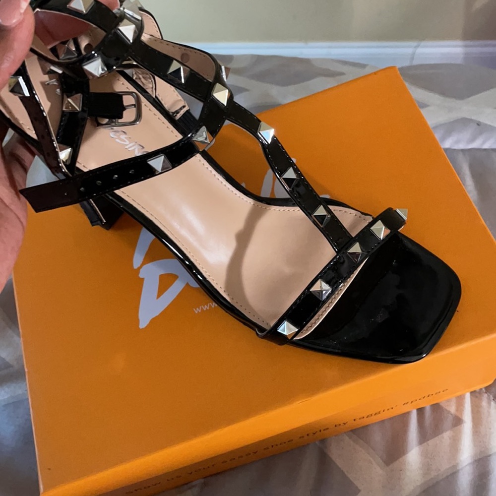 Black strappy high heels - Picture 3 of 3